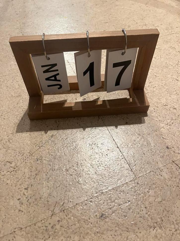 Houten bureaukalender – staand model, Diversen, Kalenders, Zo goed als nieuw, Dagkalender, Ophalen