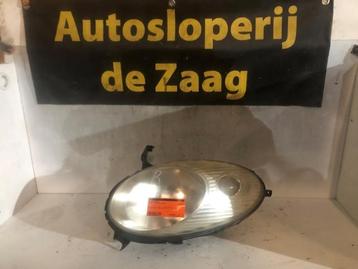 Koplamp rechts van een Nissan Micra beschikbaar voor biedingen