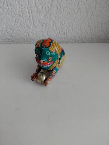 Vintage blikken leeuw beschikbaar voor biedingen