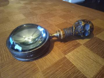 Schedel vergrootglas beschikbaar voor biedingen