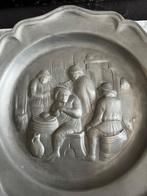 Grand plat murale en étain massif scène de taverne en relief, Ophalen