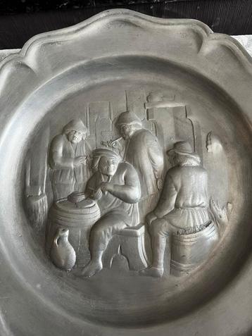 Grand plat murale en étain massif scène de taverne en relief beschikbaar voor biedingen