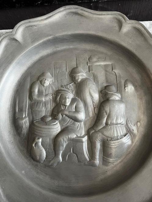 Grand plat murale en étain massif scène de taverne en relief, Antiek en Kunst, Antiek | Tin, Ophalen