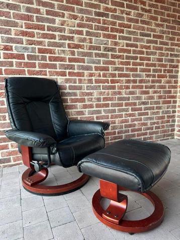 Luxe Zwarte Relaxstoel met Hocker - Lederen Fauteuil beschikbaar voor biedingen