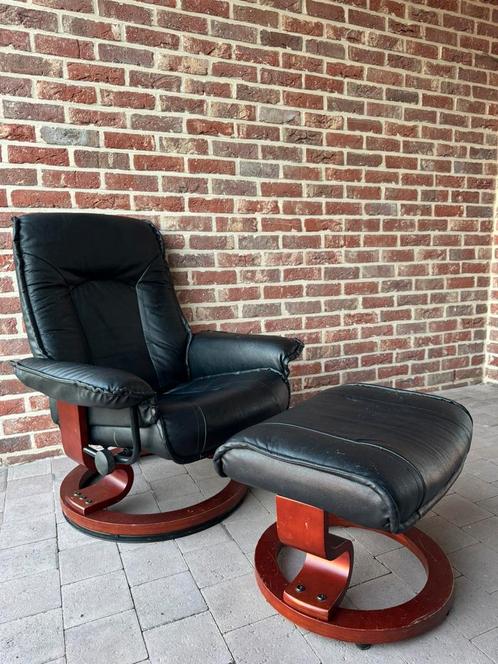 Luxe Zwarte Relaxstoel met Hocker - Lederen Fauteuil, Huis en Inrichting, Fauteuils, Zo goed als nieuw, Leer, Ophalen