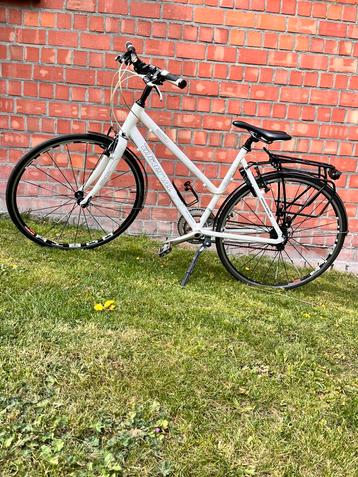 Meisjes fiets beschikbaar voor biedingen