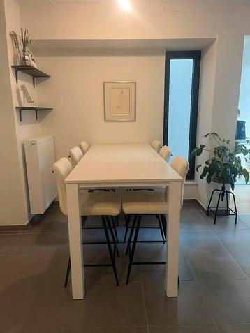 Hoge eettafel (Dekton) + 6 krukken beschikbaar voor biedingen
