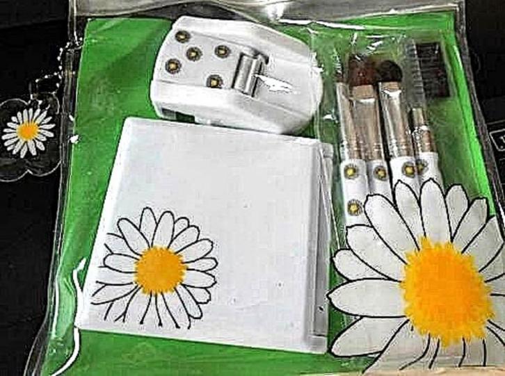 AVON: schoonheidsset, gezicht, Handtassen en Accessoires, Uiterlijk | Gezichtsverzorging, Nieuw, Verzorging, Ogen, Ophalen of Verzenden