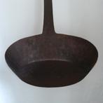 Antieke smeedijzeren haardpan met lange steel, Ophalen