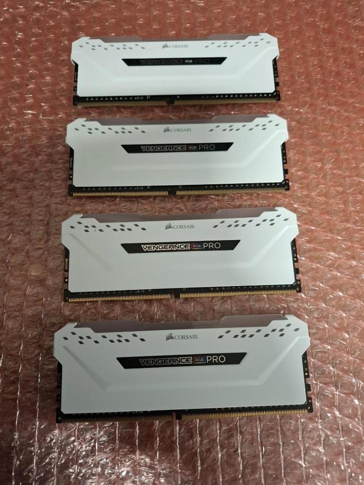 32gb DDR4 3200/CL16 Corsair Vengeance Pro RGB (White), Computers en Software, RAM geheugen, Zo goed als nieuw, Desktop, 32 GB