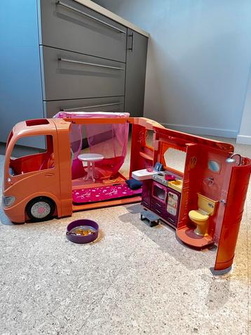 Barbiebus met alle toebehoren beschikbaar voor biedingen