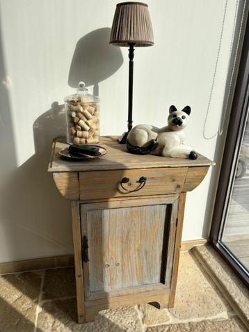 Bijzetkastje beschikbaar voor biedingen