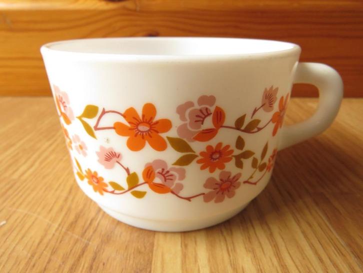 vintage arcopal grande tasse motifs fleuris scania, Huis en Inrichting, Keuken | Servies, Zo goed als nieuw, Kop(pen) en/of Schotel(s)