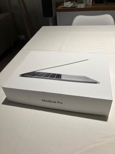 Apple MacBook Pro, Informatique & Logiciels, Apple Macbooks, Neuf, MacBook Pro, 13 pouces, 4 Ghz ou plus, 256 GB, 8 GB, Azerty