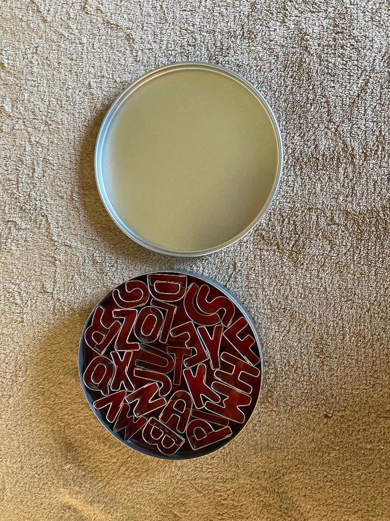 Rond doosje met letters in steekvorm in metaal (nieuw), Ophalen of Verzenden, Nieuw, Overige typen