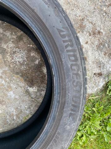 2 pneus Bridgestone beschikbaar voor biedingen