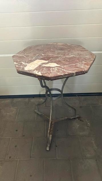 Tuintafeltje met marmeren bovenblad beschikbaar voor biedingen