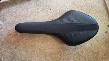 Fizik zadel Arione R1 large Goede staat beschikbaar voor biedingen
