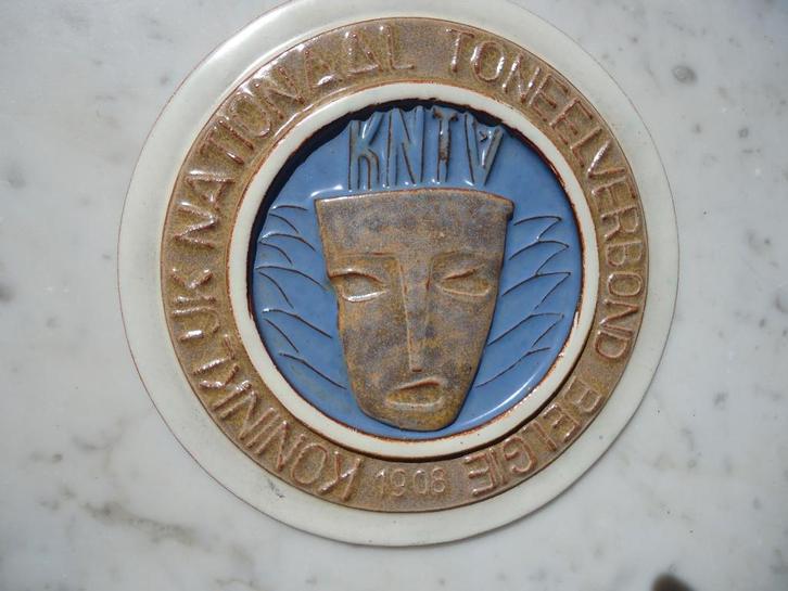 August MICHIELS Oostende keramiek KNTV 1908 toneelverbond, Antiquités & Art, Antiquités | Céramique & Poterie, Enlèvement ou Envoi