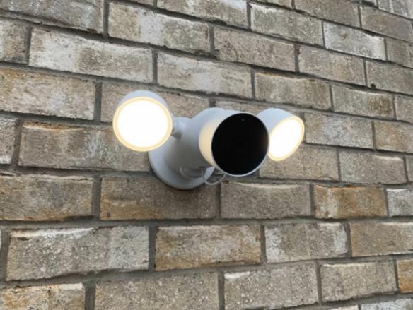 Caméra extérieure Google Nest avec double projecteur, Audio, Tv en Foto, Videobewaking, Zo goed als nieuw, Buitencamera, Ophalen of Verzenden