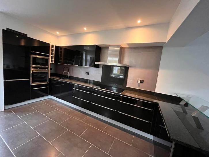 Volledige keuken in zeer goede staat, Huis en Inrichting, Keuken | Complete keukens, Gebruikt, U-keuken, Zwart, Graniet of Steen