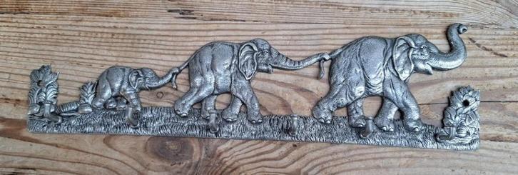 Gemerkt tinnen olifanten kapstokje / handdoekrekje, Baehler, Antiquités & Art, Curiosités & Brocante, Enlèvement ou Envoi