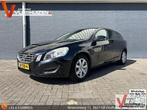 Volvo V60 1.6 T3 Kinetic | Leder | Climate | Cruise | Navi |, Auto's, Volvo, 139 g/km, Zwart, Start-stop-systeem, Overige kleuren