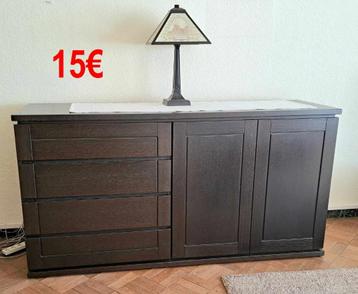 Allerhande kasten beschikbaar voor biedingen