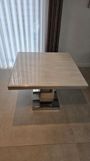 Hoge marmeren salontafel 100 cm x 100 cm beschikbaar voor biedingen