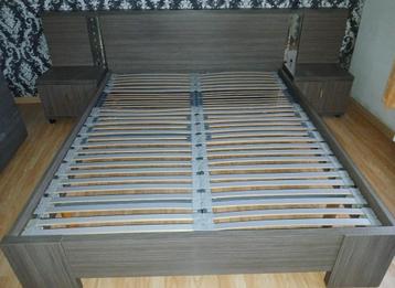 Bed van 160x200cm met 2 lichte beddensets+bultex boxspring beschikbaar voor biedingen