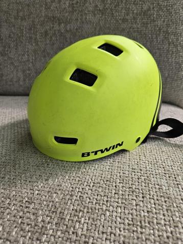 Casque de vélo BTwin 55-59 cm disponible aux enchères