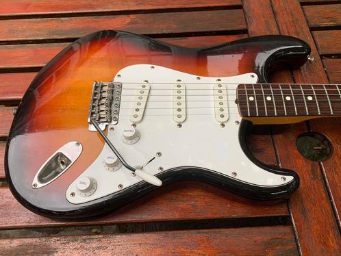 Squier jv strat ‘83, Musique & Instruments, Instruments à corde | Guitares | Électriques, Utilisé, Enlèvement ou Envoi