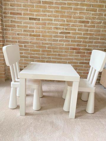 Kindertafel met 2 stoelen beschikbaar voor biedingen