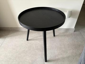 Zwart houten bijzettafel beschikbaar voor biedingen