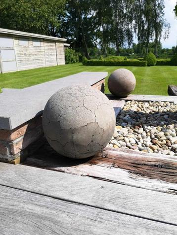 Vier betonnen ballen,  diameter 28 cm