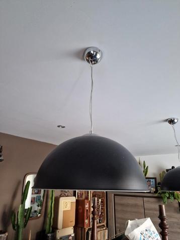 2 zwarte hanglampen 