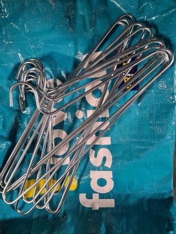 10 metalen kledinghangers beschikbaar voor biedingen