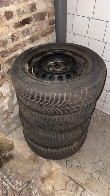 Velgen met 15 inch banden beschikbaar voor biedingen