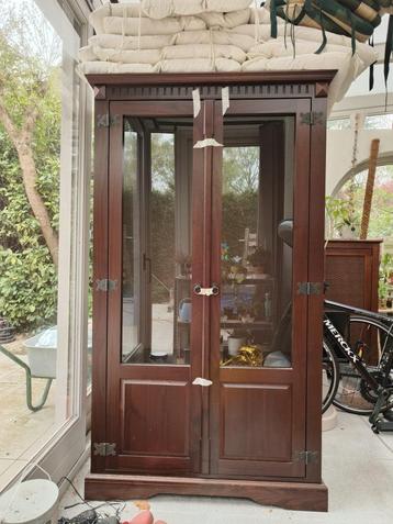 kast met glas beschikbaar voor biedingen