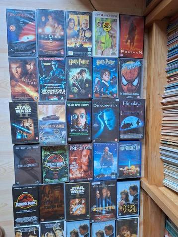 Lot met 36 videocassettes met bekende films. disponible aux enchères