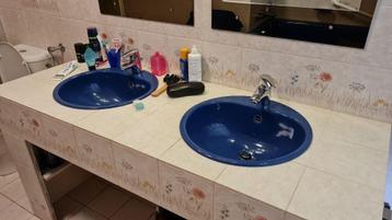 Set salle de bains bleue : baignoire + 2 lavabos – 50 € beschikbaar voor biedingen