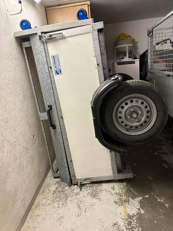 Gesloten remorque beschikbaar voor biedingen