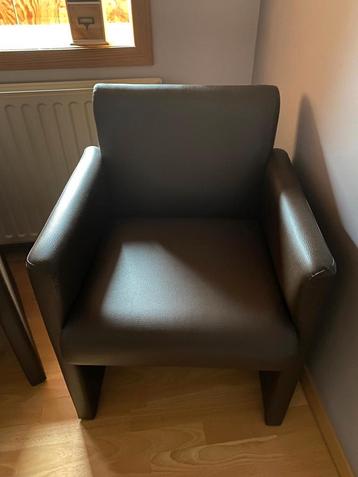 2 zeteltjes bruin leder. beschikbaar voor biedingen