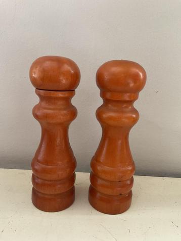 Zout en pepervat van hout beschikbaar voor biedingen