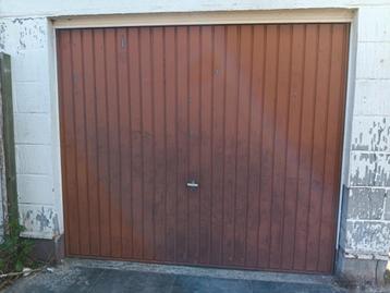 2 metalen garagepoorten (kantelpoorten). beschikbaar voor biedingen