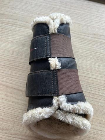 Bruine beenbeschermers voor – en achterbenen: 25 euro beschikbaar voor biedingen
