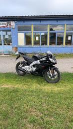 Aprillia rs 50 (2014), Fietsen en Brommers, Ophalen, 6 versnellingen, Gebruikt, Klasse B (45 km/u)