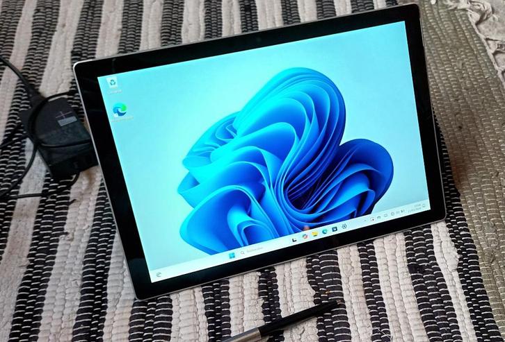 Surface Pro 5   4Go / 128 Go, Computers en Software, Windows Tablets, Gebruikt, Wi-Fi, 12 inch, 128 GB, Uitbreidbaar geheugen