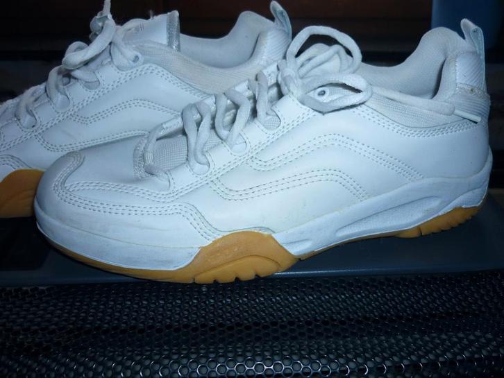 Baskets, Chaussures blanches de sport indoor P: 41 unisexe, Vêtements | Hommes, Chaussures, Comme neuf, Baskets, Blanc, Enlèvement ou Envoi