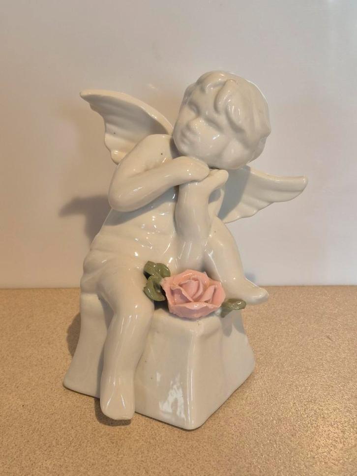 Porselein engel zittend met roos, Verzamelen, Beelden en Beeldjes, Zo goed als nieuw, Fantasy, Ophalen of Verzenden
